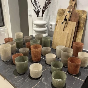 Handgraverade Ljuslyktor  - Nu finns våra handgraverade ljuslyktor att beställa via Amora_uf på Instagram eller här via Plick. Färgerna som finns är Macchiato, Muskotnöt, Green Leaf och Roströd. Priserna för Liten lyckta: 49 kr. Mellan lyckta: 59kr. Stor lykta: 69kr. Trepack: 159kr💗