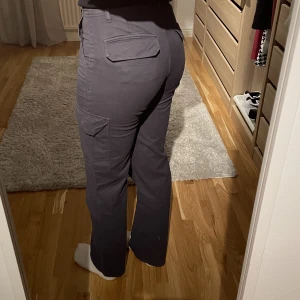 Cargobyxor  - Moderna och snygga cargobyxor från zara i en grå/blå färg. sparsamt använda då de inte riktigt är i min stil längre.  mjukt material🙏🏼