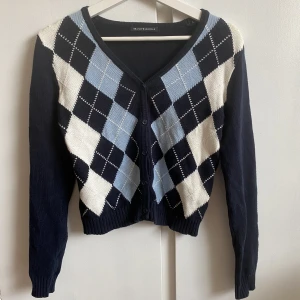 Brandy Melville kofta   - Äkta Brandy Melville kofta i fint skick! Skulle säga att den passar allt mellan xxs-s. Nypris är runt 400. Frakten kostar 54 kr och är spårbar💕