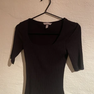 Snygg topp - En superfin fest/ middagstopp som är perfekt till vår/sommaren. Den är fint ribbad, sitter åt vid midjan och har en fin uringning. 