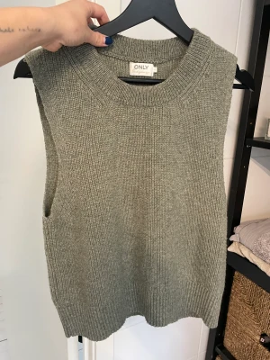 Stickad väst - Från design only. 