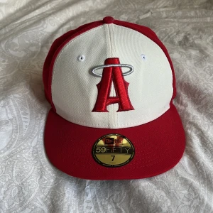 Röd keps fitted - Anaheim angel keps  Storleken är 7 55.8cm  Använts 2 gånger. Skick 9/10