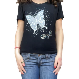 Dolce&gabbana tröja - Så cool Dolce&Gabbana tröja med rhinestones och en fjäril i mitten. Jätte skönt material och inga defekter. Den är förmodligen inte äkta dolce&gabbana men är inte säker.