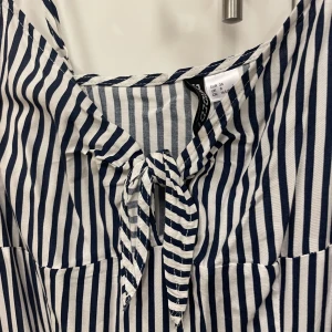 Randig klänning  - Randig klänning från HM storlek 36  Använd Max. 5 ggr