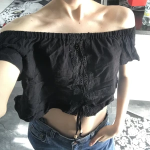 Off shoulder tröja - En superfin offshoulder tröja som jag har använt väldigt mycket💎 men som fortfarande är i bra skick💎köpt från Grekland Kontakta vid ytterligare frågor❣️ 