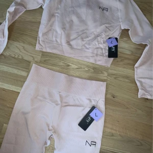 Träningsset - Säljes ett helt nytt träningsset. Storlek L i överdel och underdel. Ribbad modell i ljusrosa. 