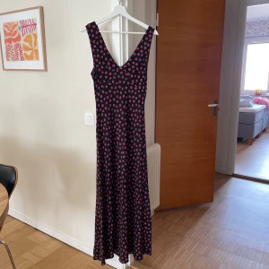 Realisation par klänning  - Säljer min fina realisation par klänning i storlek s. Den är sparsamt använd. Perfekta sommarklänningen