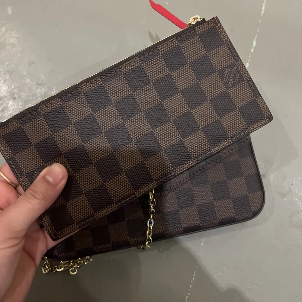 Säljer min Louis vuitton plånbok/ mini pochette som medkom när man köpte Louis vuitton felicie Pochette bag. OBS !! Ej väskan utan bara ”korthållaren” Aldrig använt därav säljes 2000. Accessoarer.