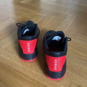 Nike Air Jordan Max Aura 2. I nyskick! Svarta och röda. QR kod för verifiering.  US size 9 Uk 8 Eur 42,5