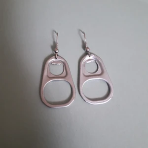 Konserv örhängen - Handgjorda örhängen, med silviriga krokar och återanvända konservöppnare som hänge. Hänge är 3 cm