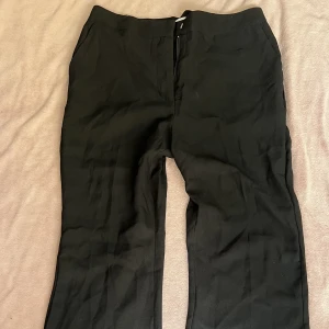 Kostymbyxor - Jättesnygga svarta kostymbyxor från Nelly i storlek 38 bootcut