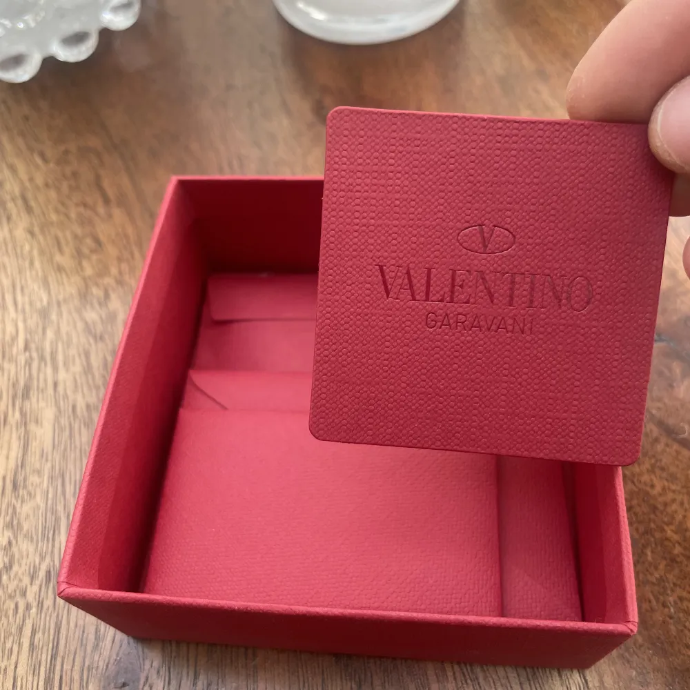 WTS Valentino Double rockstud bracelet i svart och guld. Skick 7-8/10 general wear (slitet på insidan men inget som syns när den används) se bild 3. Tar inga byten!. Nypris 3400kr Bin: 1500kr Kan fraktas.. Asusteet.