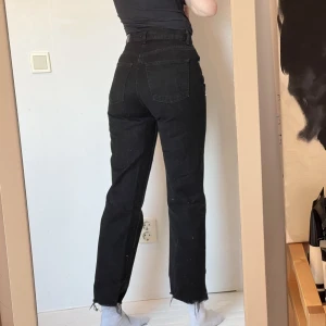 JEANS - Svarta avklippta jeans, personen på bilden är 176 cm
