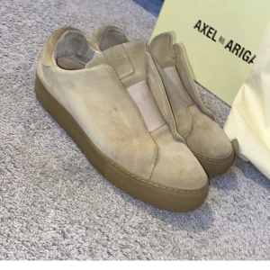 Arigato Laceless  - Arigato 360 laceless i storlek 42. Låda och dustbag medföljer. Kan gå med på byten. Kontakta mig vid frågor! 