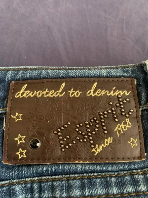 Lågmidjade fina jeans  - Högmidjade, använda 2 ggr säljer för lägre pris än vad jag egentligen ska 