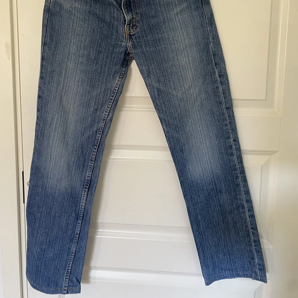 Levis jeans som tyvärr är försmå för mig🥲. Jeans & Byxor.