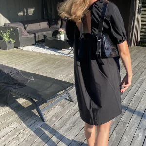 Klänning  - Säljer denna superfina svarta sommarklänningen med knytning i ryggen då den inte kommer till användning. Köparen står för frakten.😌