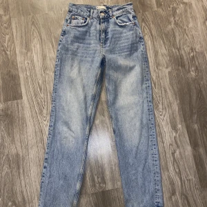 Ljusblåa Jeans - Säljer nu mina ljusblå jeans som är från GinaTricot. Dem är alldeles för små och ligger bara i garderoben. Har inte använt dem jätte mycket så dem är väldigt fina och i bra skick! (Skulle säga att dem ä lite mindre i storleken)