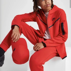 Röd Nike tech - Säljer min röda Nike tech i barnstolek L så som en Xs/146-158. Använd Max 4 ggr säljer då den inte kommer till användning, väldigt bra skick. Nypris:950kr💘