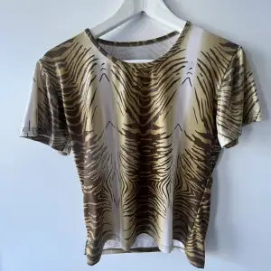 Såå cool t shirt i väldigt unikt material! Det är stretchigt och med små paljett/glitter fläckar lite svårt att förklara! Köpt på humana❤️
