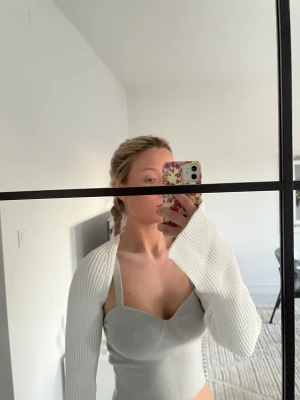 Vit stickad topp utan ärm  - Säljer denna vita stickade tröja med bara ärmar. Så cool att ha till ett par jeans och någon fräck topp. Lång ärm med slits.  Säljes då den inte kommer till användning. Storlek 34 och passar mig som pendlar mellan 34/36.  Inköpt från Chiquelle för 300