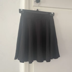 Svart kjol - Söt kjol i storlek xs med en liten dragkedja där bak, för liten för mig så finns inga bilder på!💖 bra skick