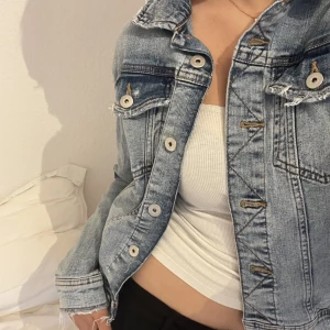 Jeansjacka  - Supercool snygg jeansjacka perfekt till vår och sommar🌟 Nyskick!! Från Zara