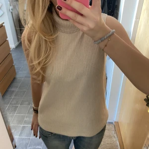 Topp med hög krage - Säljer denna tröja från zara eftersom den inte kommer till användning💕 endast använt ett fåtal gånger så fint skick! Den är i stl L men sitter som en s/m💕