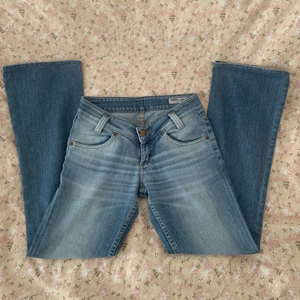 Säljer mina lågmidjade Lee jeans då de är för små och korta på mig som är 172. Innerbenslängden är 76cm och midjemåttet är 37cm rakt över. de är aldrig använda och i väldigt bra skick. kontakta vid frågor intresse eller bilder (helst inte på då jag knappt får på dom)💗. Jeans & Byxor.