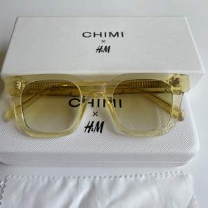 Säljer dessa super coola chimi glasögonen i modell 04. Från ett samarbete mellan hm och chimi så glasögonen säljs inte längre. I en super cool ljusgul färg och glasögonen är i mycket bra skick. Pris kan diskuteras. Skriv vid frågor 💛
