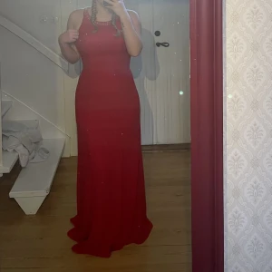 Balklänning - Endast testad, aldrig fått användning av den pga omständigheterna 2020.  På bilderna kan den upplevas sne pga min skolios.  Köpare står för frakt.  Nypris - 3790kr.  Hör av dig om du har frågor:) 