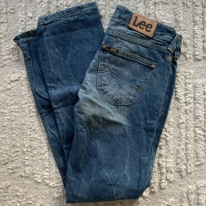 Lee jeans låga raka - Lee jeans i rak/ev liiite utvidgade byxor, low waist W28 (strl 36) L33  Köptes för 1199 kr! Modell som ej går att få tag på längre