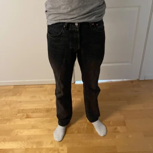 Levis 501 svart - Tja, säljer mina supersnygga Levis 501, de är i mycket bra sick. Pris kan diskuteras. Tveka inte att skriva vid funderingar. 