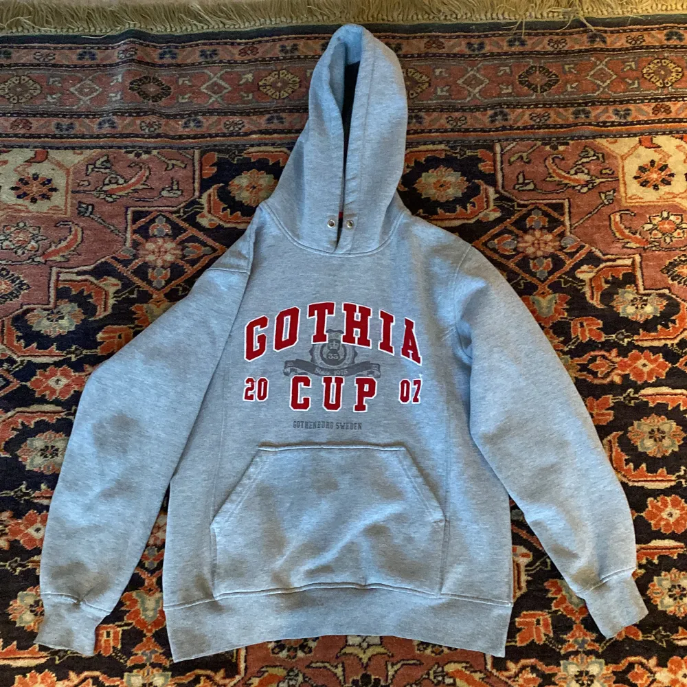Säljer Gothia Cup hoodie. Fick den på Gothia Cup men nu är den för liten. I bra skick 7/10. Meddela mig om priset 😃. Hoodies.