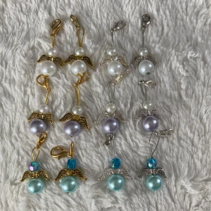 Lyckoängeln Ros - Lyckoängeln Ros. Finns i varianterna på bilderna. Finns att få större spänne. Betalning sker via swish❤️