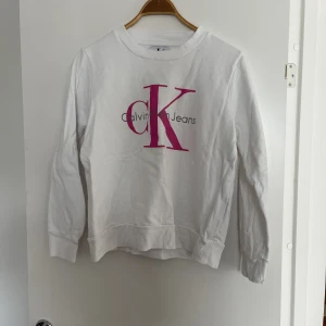 Ck tröja  - Säljer min vita ck tröja. Storlek L  Använd 1 gång. 