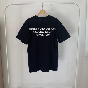 Stussy T-Shirt - En Stussy T-Shirt med unikt tryck.
