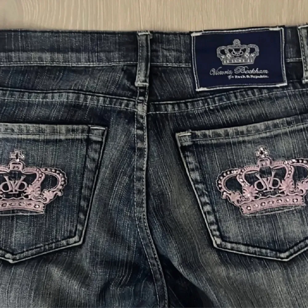 Hej jag söker efter ett par victoria beckham jeans helst med rosa eller den blåa kronan där Bak. I stl 26,27 helst i stl 26. Säg till ifall du har eller undrar nåt. Gärna under 500kr❤️. Jeans & Byxor.