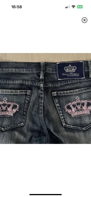 victoria beckham jeans söker  - Hej jag söker efter ett par victoria beckham jeans helst med rosa eller den blåa kronan där Bak. I stl 26,27 helst i stl 26. Säg till ifall du har eller undrar nåt. Gärna under 500kr❤️