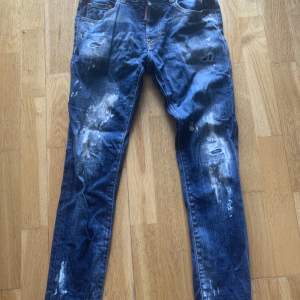 Säljer ett par dsquared2 jeans som nya inget fel på dom ett par snygga märkes jeans ekta så klart de står for 14 år i dom men tror de är 172 i vanlig storlek hela o rena är dom med ba kontakta pris kan diskuteras 