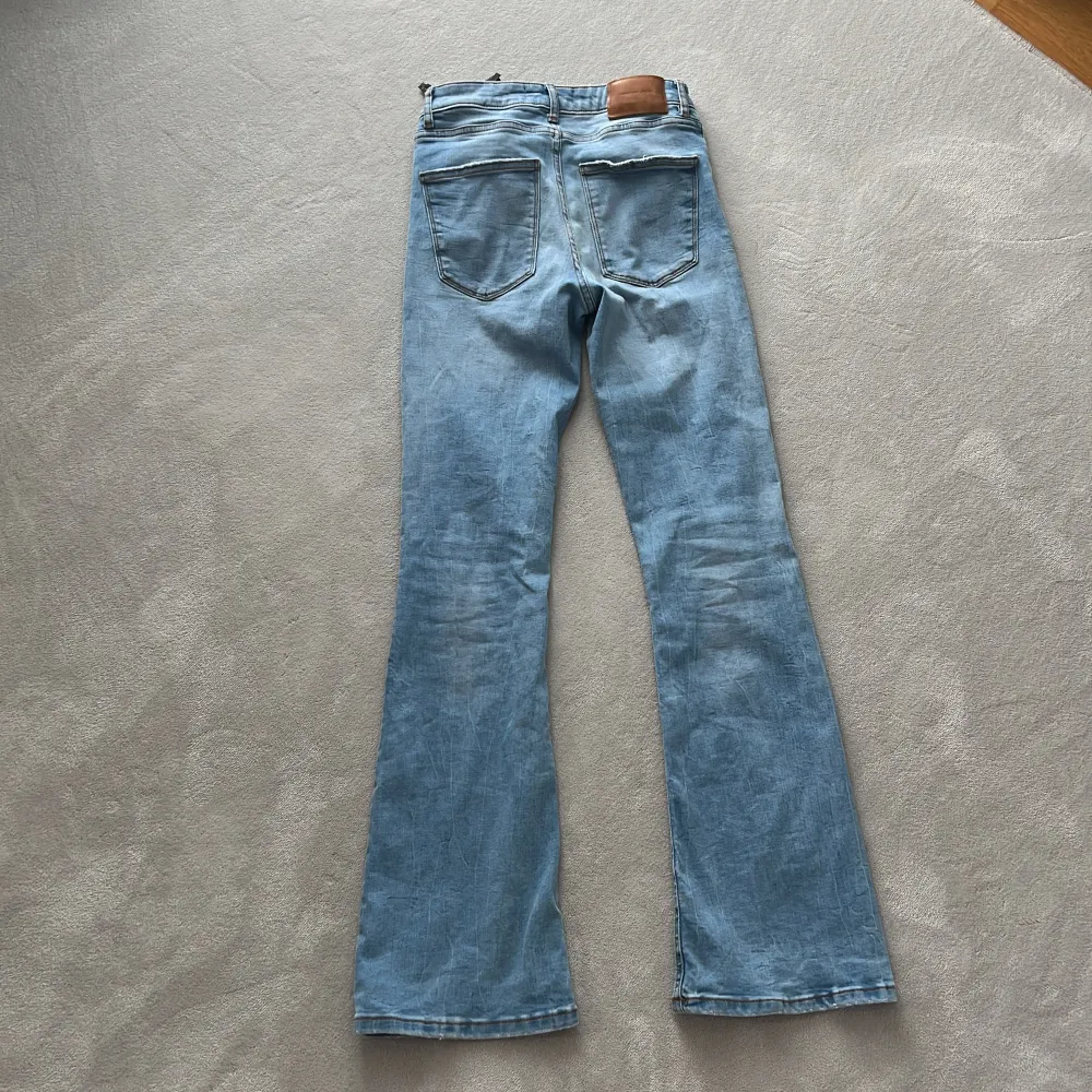 Säljer dessa trendiga Zara jeans i modellen ”Bootcut”. Endast använt ett fåtal gånger och passar perfekt nu till sommaren. Säljer pga att dem är för små. Är i storlek 36 och passar bra i längden till 170 cm.Köparen står för frakten.(Dm för fler bilder)💕💕💕. Jeans & Byxor.