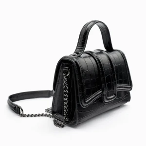 Väska från zara🖤 - Helt oanvänd väska från zara. Säljs ej mer på hemsidan, har fint kedjeband och kan även tas bort🖤