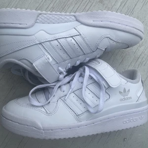 adidas form  - säljer mina adidas form skor då dom är lite för små på mig,OBS dom är små i storleken. helt ny skick. om du är intresserad tryck ”köp nu”