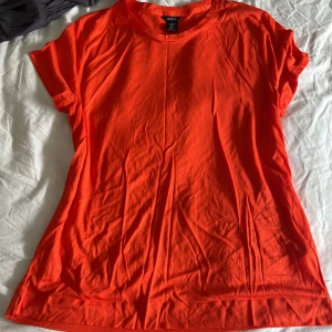 Tshirt - Helt vanlig tshirt aldrig använd. Man kan ha som oversized t shirt eller som vanlig :)