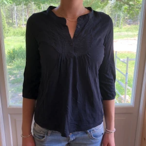 Mörkblå blus - Fin mörkblå blus med trekvartsärm🫶