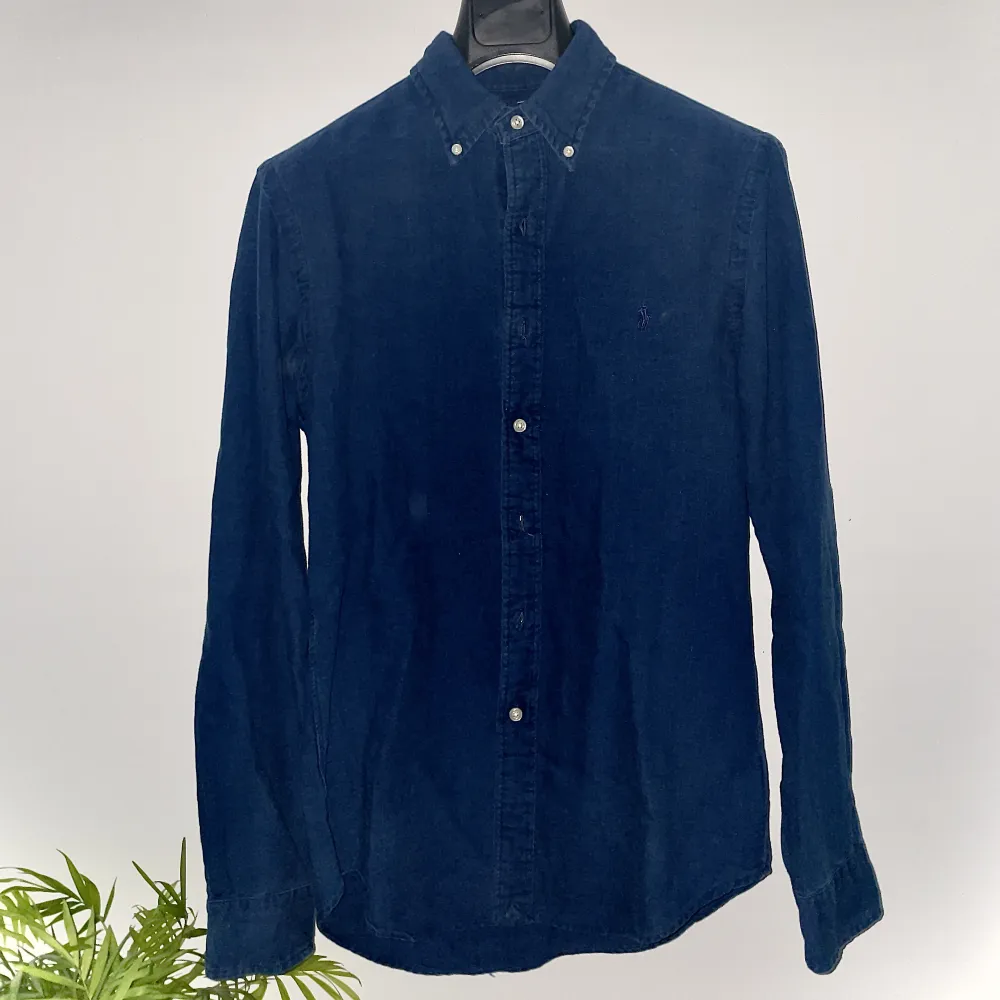 POLO RALPH LAUREN Slim Fit Garment Dyed Oxford Shirt Indigo  Artikelnummer: 14136011r Skjortan är i storlek S och är knappt använd. 100% bomull  I perfekt skick!  Ordinarie pris 1300kr . Skjortor.