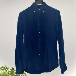 POLO RALPH LAUREN Slim Fit Garment Dyed Oxford Shirt Indigo  Artikelnummer: 14136011r Skjortan är i storlek S och är knappt använd. 100% bomull  I perfekt skick!  Ordinarie pris 1300kr 