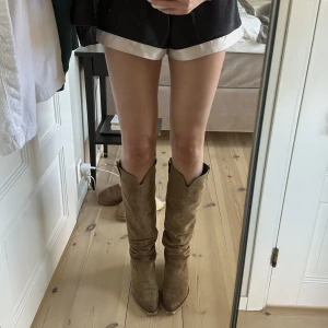 Cowboy boots - Som nya, använda 2 ggr. Impregnerade. Köpt i september för orginalpriset (2145kr). Slutsålda. 