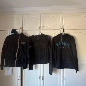 Tröjor  - Hej jag har tre st tröjor av märket boss i bra skick storlek på dom är L endast swish frakt bevis fås med Mvh 