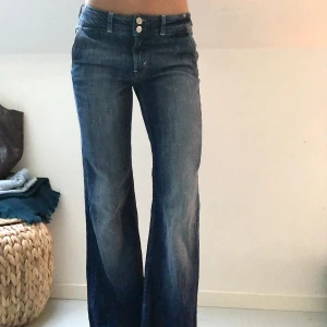 Flare Lee jeans  - Fråga om du vill se fler bilder🫶🏼  Flare Lee jeans som går långt över fötterna på mig som är 175cm lång💕  Använd fåtal gånger. Storlek W28 L33 men väldigt långa!